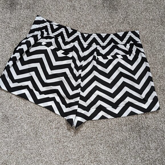 Women's "Heart Soul" Black & White Chevron Striped Athletic Shorts; Size L - Picture 2 of 5